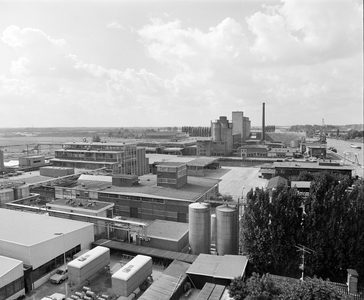 880001 Overzicht van het industrieterrein West-Kanaaldijk te Maarssenbroek (gemeente Maarssen), met o.a. Strukton B.V. ...